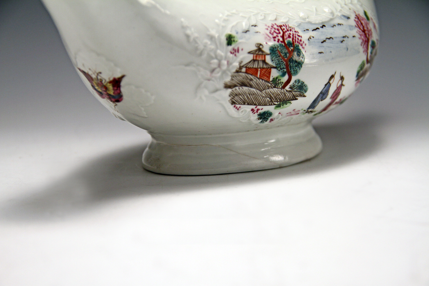 1037 - Very rare Worcester polychrome sauceboat with the "staghunt pattern" c 1755